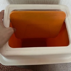 蓋付きゴミ箱　オレンジ　容量約14Lの画像