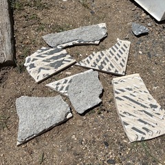 玄関のタイルの破片の画像