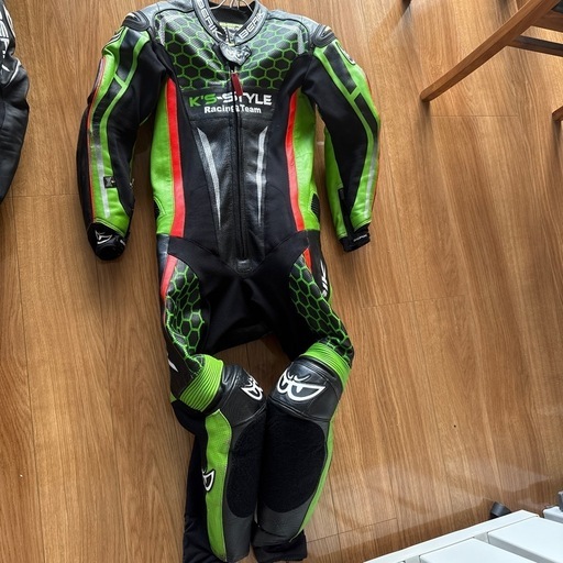 レーシングスーツ