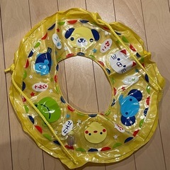 幼児用浮き輪(50cm)とプールの画像