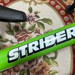 美品　ストライダー　ヘルメット　スタンド　手袋　4点セットの画像
