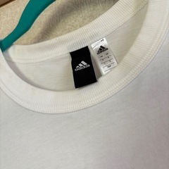 adidasのＴシャツの画像