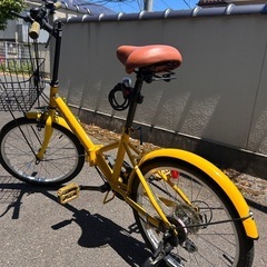 【通学に便利】折りたたみ自転車 20インチ／イエロー／シマノ6段変速／前カゴ・荷台付きの画像