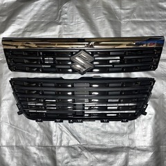 スズキMK53Sスペーシアカスタム前期純正 フロントグリル ラジエーターグリル 上下 72111-79R5 / 71741-79R5 スモークメッキ カメラ穴有りの画像