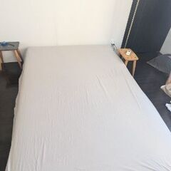 【譲ります】IKEA クイーンサイズマットレス+ すのこ+掛け布団の画像