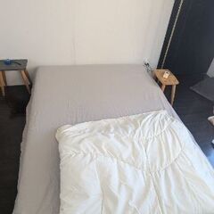【譲ります】IKEA クイーンサイズマットレス+ すのこ+掛け布団の画像