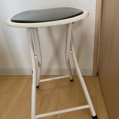 ＜週末に処分予定＞　本棚、折りたたみ式ローテーブル、折りたたみ椅子、壁掛け時計の画像