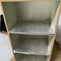 ＜週末に処分予定＞　本棚、折りたたみ式ローテーブル、折りたたみ椅子、壁掛け時計の画像