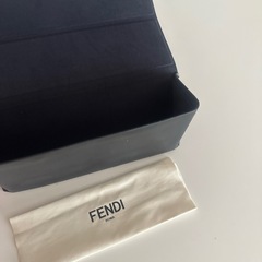 ②【正規品】【未使用】FENDI フェンディ サングラスケース クロス付きの画像