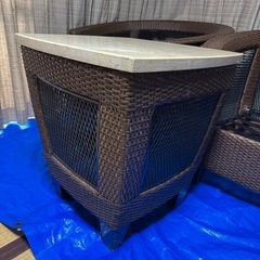 屋外屋内兼用人工ラタン調ガーデンファニチャー大理石テーブルセットの画像