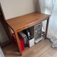 木製テーブルの画像