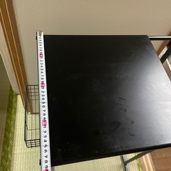 ブラックのキッチンラック（ワイヤーカゴ付き）の画像