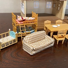 シルバニアファミリー　赤い屋根の大きなお家と人形・家具セットの画像