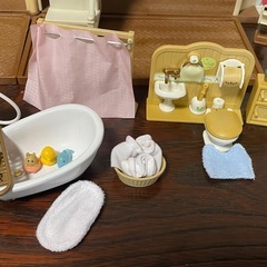 シルバニアファミリー　赤い屋根の大きなお家と人形・家具セットの画像