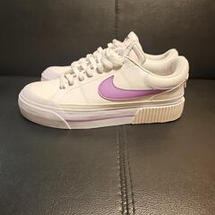 スニーカー(NIKE　コートレガシーリフト)の画像