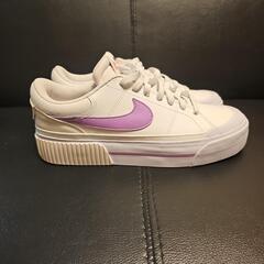 スニーカー(NIKE　コートレガシーリフト)の画像
