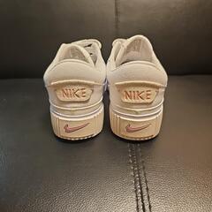 スニーカー(NIKE　コートレガシーリフト)の画像