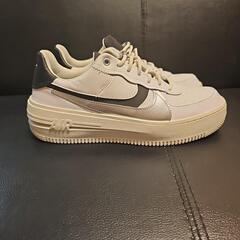 スニーカー(NIKE　エアーフォース1)の画像