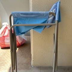 椅子とテーブルの画像