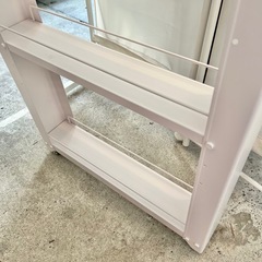 【武蔵小山店】　スリムワゴン　隙間収納　すきま収納　ストッカー　キャスター付き　収納棚　キッチンワゴン　サイドラック　白家具　ホワイトラック　細型ラック　洗面所収納　キッチン収納　省スペース　コンパクト収納　収納ワゴン　整理棚　収納家具　中古家具の画像