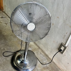 ニトリ製のメタリック扇風機 品番:NTR3020-14」の画像