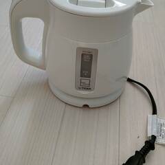 【美品】　タイガー魔法瓶(TIGER) 電気ケトル 湯沸かし わく子 0.6L 転倒お湯漏れ防止 カラ炊き防止 の画像