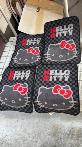✨激安価格✨レア‼️ハローキティ足マット車用4枚セットキティちゃんHello Kitty