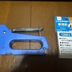 美品　ダイソー　工作用　タッカー　ブルー　針セットの画像
