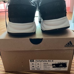 adidas スニーカー黒の画像