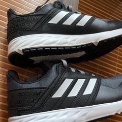 adidas スニーカー黒の画像