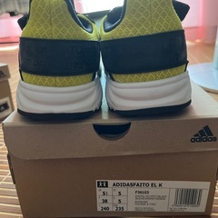 adidasスニーカー黄色の画像