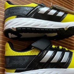 adidasスニーカー黄色の画像