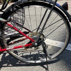 パンクしている自転車です。の画像
