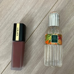 香水とリップの画像