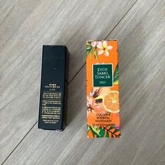 香水とリップの画像