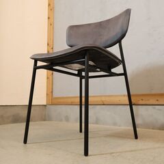 イタリアのブランドCalligaris(カリガリス)社のFIFTIES(フィフティーズ) ダイニングチェア。光沢のあるベルベット調のファブリックが上品で洗練された印象に！レトロなデザインが魅力的♪の画像