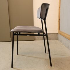 イタリアのブランドCalligaris(カリガリス)社のFIFTIES(フィフティーズ) ダイニングチェア。光沢のあるベルベット調のファブリックが上品で洗練された印象に！レトロなデザインが魅力的♪の画像