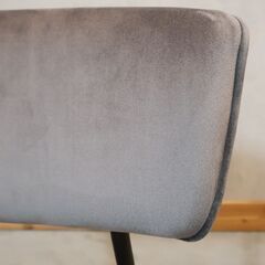 イタリアのブランドCalligaris(カリガリス)社のFIFTIES(フィフティーズ) ダイニングチェア。光沢のあるベルベット調のファブリックが上品で洗練された印象に！レトロなデザインが魅力的♪の画像