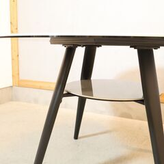 Tsukuba Sansho(筑波産商)のオルビア110パイ ダイニングテーブル。大理石のような天板とスチール脚でスタイリッシュモダンなテーブル。セラミックと強化ガラスの天板はキズや熱にも強いです！ の画像