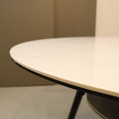 Tsukuba Sansho(筑波産商)のオルビア110パイ ダイニングテーブル。大理石のような天板とスチール脚でスタイリッシュモダンなテーブル。セラミックと強化ガラスの天板はキズや熱にも強いです！ の画像