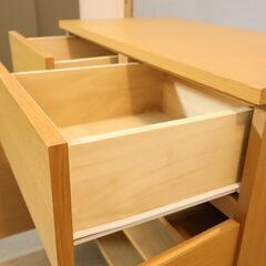 人気の無印良品(MUJI)のオーク材 キャビネット・木製扉！ナチュラルで明るい色合いのサイドボード。収納力もあり北欧スタイルインテリアにもおススメのリビングボードです♪の画像