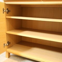 人気の無印良品(MUJI)のオーク材 キャビネット・木製扉！ナチュラルで明るい色合いのサイドボード。収納力もあり北欧スタイルインテリアにもおススメのリビングボードです♪の画像