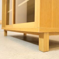 人気の無印良品(MUJI)のオーク材 キャビネット・ガラス扉です！！シンプルでコンパクトなサイドボードは圧迫感を感じさせず、使い勝手もよく2人暮らしにもおススメです♪北欧スタイルやナチュラルモダンに。の画像