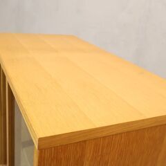 人気の無印良品(MUJI)のオーク材 キャビネット・ガラス扉です！！シンプルでコンパクトなサイドボードは圧迫感を感じさせず、使い勝手もよく2人暮らしにもおススメです♪北欧スタイルやナチュラルモダンに。の画像
