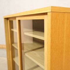人気の無印良品(MUJI)のオーク材 キャビネット・ガラス扉です！！シンプルでコンパクトなサイドボードは圧迫感を感じさせず、使い勝手もよく2人暮らしにもおススメです♪北欧スタイルやナチュラルモダンに。の画像