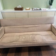 大塚家具の3人掛けソファ　裏面
破れ有り の画像