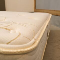 SIMMONS(シモンズ)社よりビューティレストプレミアムシリーズ、ゴールデンバリュー シングルマットレスです。程よい硬さとクッション性で体を優しくサポートする高級ホテルのような贅沢をご自宅にて♪の画像