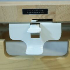 静岡のオーガニック家具ブランド XYL(キシル)のピアノチェアです。背面についてるつまみで簡単に高さ調節が可能なので、お子様のデスクチェアとしてはもちろん幅広い世代で活躍します♪の画像