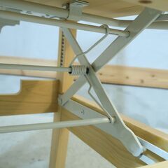 静岡のオーガニック家具ブランド XYL(キシル)のピアノチェアです。背面についてるつまみで簡単に高さ調節が可能なので、お子様のデスクチェアとしてはもちろん幅広い世代で活躍します♪の画像
