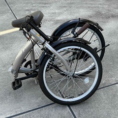 ギアなしの折りたたみ自転車の画像
